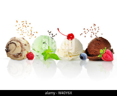 Vanilla , menta e gelato al cioccolato scoop con noci e bacche Foto Stock