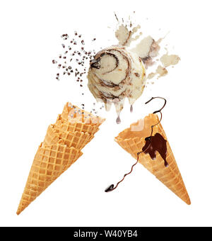 Vaniglia e gelato al cioccolato con waffle coni isolati su sfondo bianco. Foto Stock