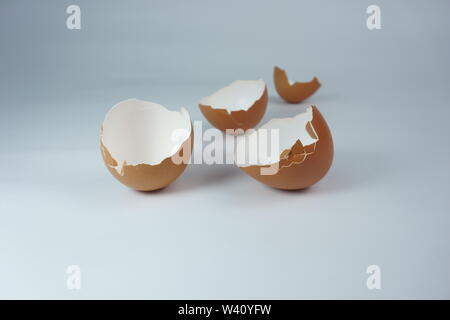 Marrone a guscio di uovo pezzi rotti isolati su sfondo bianco Foto Stock