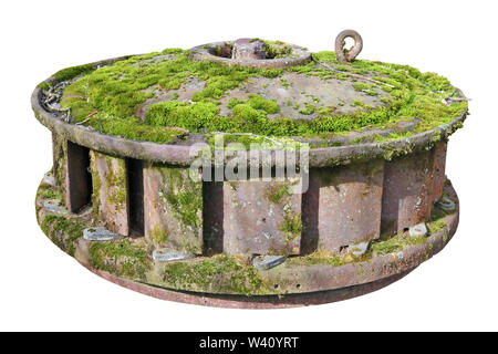 Di ferro arrugginito turbina da un vecchio mulino ad acqua ricoperta da muschio verde. Isolato su bianco vintage oggetto indusdrial Foto Stock