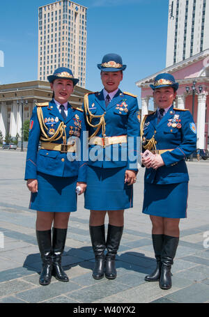 Uniformata femaire e i servizi di emergenza personale preparare alla sfilata in Piazza Sukhbaatar, Ulaanbaatar (Ulan Bator) la capitale mongola Foto Stock