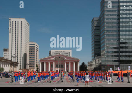 Incendio in uniforme e i servizi di emergenza personale sfilata nel centro della città Sukhbaatar Square, Ulaanbaatar (Ulan Bator) la capitale mongola Foto Stock