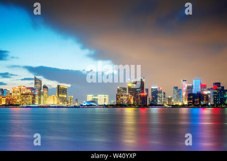 Moderno skyline della Città di Fiume Qiantang Città Nuova, Hangzhou, Cina Foto Stock