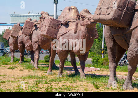 Camel train scultura in un parco pubblico di Ulaanbaatar, in Mongolia Foto Stock