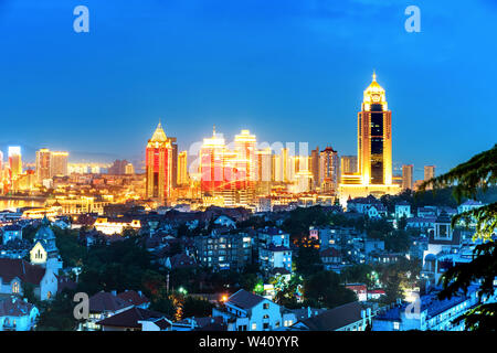 La baia di Qingdao e la chiesa luterana visto dalla collina del parco di segnale di notte, Qingdao, Cina Foto Stock