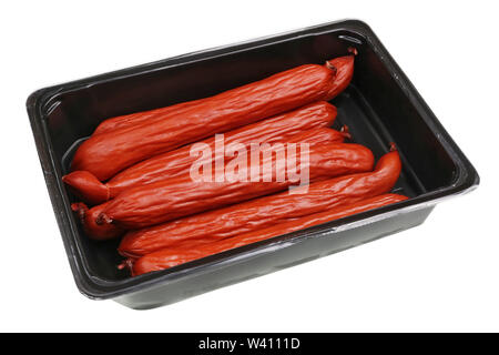 Rosso affumicati Salsicce di caccia in open black box di plastica. Isolato su bianco studio closeup Foto Stock