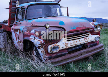 Un 1959 Chevrolet 2 Ton carrello si trova abbandonato in un campo di Hill City, Idaho. Foto Stock