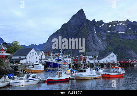 Tradizionale pesca norvegese cottages, capanne, isola Hamnøy, Reine in Lofoten in Norvegia settentrionale Foto Stock