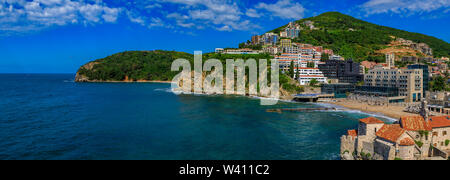 Vista aerea di Budva Old Town dalla cittadella con Richard s Head Beach e del Mare Adriatico in background in Montenegro, Balcani in una giornata di sole Foto Stock