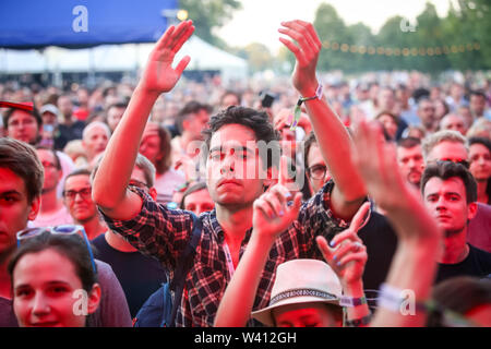 Zagabria, Croazia - 26 Giugno 2019 : udienza durante un concerto di Laura Pergolizzi noto come LP del XIV Festival INmusic situato sul lago Jarun a Foto Stock