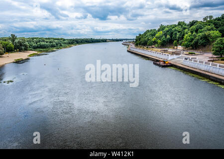 Fiume Sozh che scorre attraverso la città di Gomel in Bielorussia Foto Stock