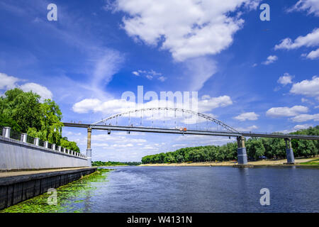 La gente camminare sulla passerella metallica sul fiume Sozh a Gomel, Bielorussia Foto Stock