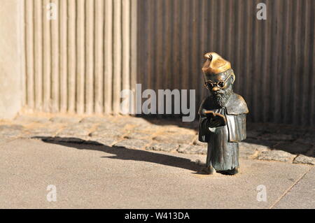 Wroclaw, Polonia, Giugno 2019. Famosa statua di nani. Gli gnomi di Wroclaw, "professore", in piedi di fronte all università. Foto Stock