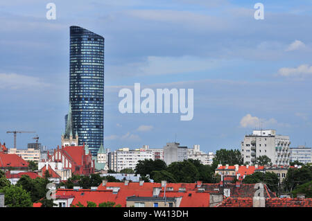 Wroclaw, Polonia, Giugno 2019. Paesaggio con Skytower grattacielo in aumento oltre la linea della città. Foto Stock