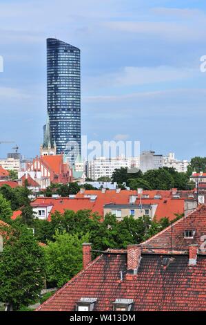 Wroclaw, Polonia, Giugno 2019. Paesaggio con Skytower grattacielo in aumento oltre la linea della città. Foto Stock