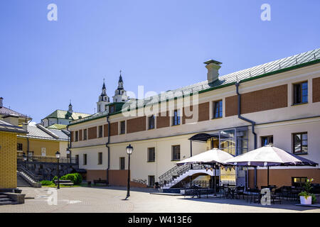 Edifici storici e il cafe in centro di Minsk in Bielorussia Foto Stock