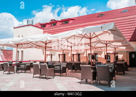 Accogliente ristorante esterno storica in centro di Minsk in Bielorussia Foto Stock