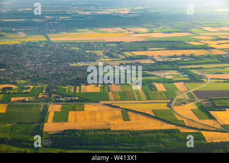 Vista aerea della zona rurale e di campi agricoli attraversati da strade statali al tramonto Foto Stock