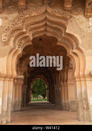 Bella pietra intagliata architettura di Lotus Mahal di Hampi, Karnataka, India Foto Stock