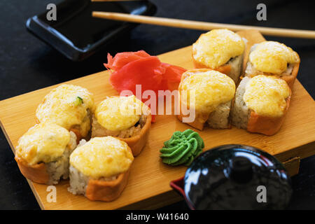 Panini caldi su un supporto in legno con zenzero e wasabi Foto Stock