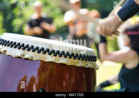 Close-up di un grande tamburo taiko tradizionale per i percussionisti giapponesi Foto Stock