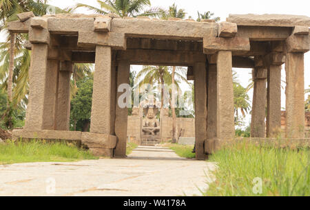 Modo di Ugra Narsimha o Lakshmi Narsimha tempio di Hampi. L'uomo-lion avatar del signore Vishnu - seduti in una posizione di yoga Foto Stock