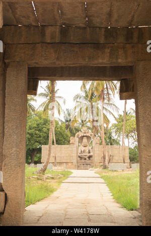 Ugra Narsimha o Lakshmi Narsimha tempio di Hampi. L'uomo-lion avatar del signore Vishnu - seduti in una posizione di yoga Foto Stock