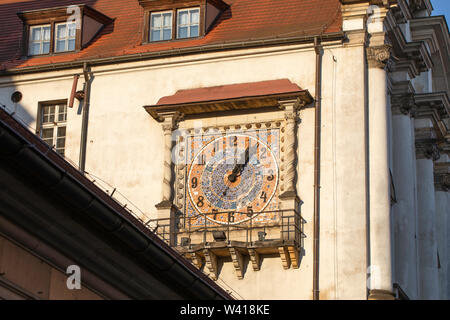 Vecchio mosaico, orologio a mosaico sulla parete della ex consiglio comunale, city hall. Poznan, Polonia Foto Stock