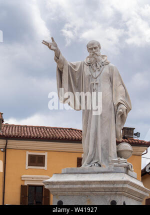 NORCIA, Italia Luglio 13, 2019: Tre anni dopo il devastante terremoto, molto lavoro deve ancora essere fatto. La statua di San Benedetto in piazza. Foto Stock