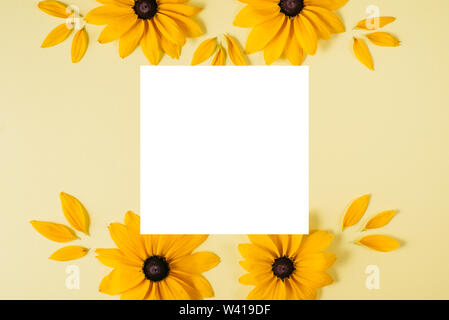 Composizione di fiori. Modello realizzato di fiori di colore giallo su sfondo giallo. In estate e in autunno del concetto. Appartamento laico, vista dall'alto, spazio di copia Foto Stock