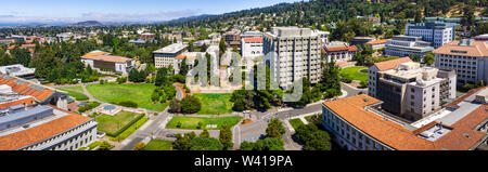 Vista panoramica della University of California di Berkeley campus in una giornata di sole, vista verso Richmond e la baia di San Francisco litorale in backg Foto Stock