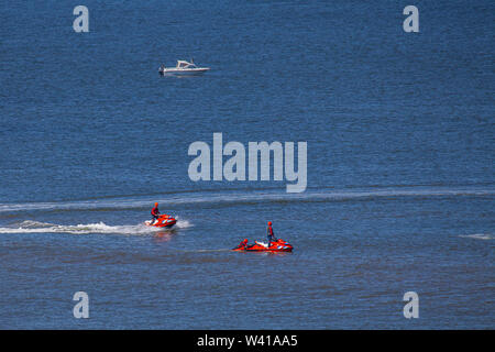 Egmond aan Zee, Paesi Bassi - Luglio 18, 2019: membri della guardia costiera olandese "Reddingsbrigade' su jet sky durante un drill salvavita Foto Stock