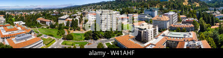 Vista panoramica della University of California di Berkeley campus in una giornata di sole, vista verso Richmond e la baia di San Francisco litorale in backg Foto Stock