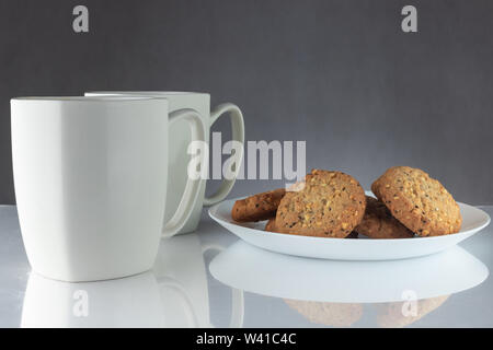 Caffè e biscotti. Il tempo per rilassarsi. Coppe di bianco con caffè e semi tostati. Foto Stock