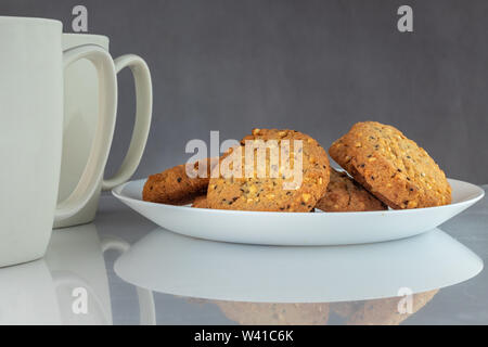 Caffè e biscotti. Il tempo per rilassarsi. Coppe di bianco con caffè e semi tostati. Foto Stock
