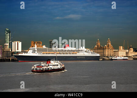 Il Traghetto Mersey Royal Iris del Mersey vele passato Queen Mary 2 nella parte anteriore del Liverpool waterfront storici edifici Foto Stock