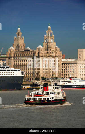 Il Traghetto Mersey Royal Iris del Mersey vele passato Queen Mary 2 nella parte anteriore del Liverpool waterfront storici edifici Foto Stock