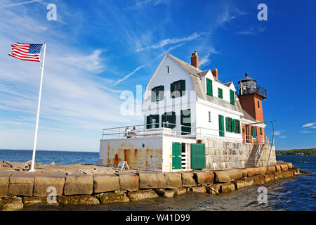 Il Rockland frangionde faro su un pomeriggio d'estate, con noi bandiera. Rockland, Maine, Stati Uniti d'America Foto Stock