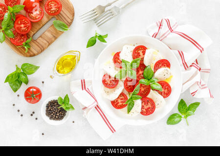 Italiana fresca insalata caprese sulla piastra bianca, vista da sopra Foto Stock