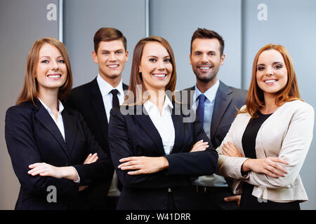 Fiducioso la gente di affari in piedi con la donna a capo Foto Stock