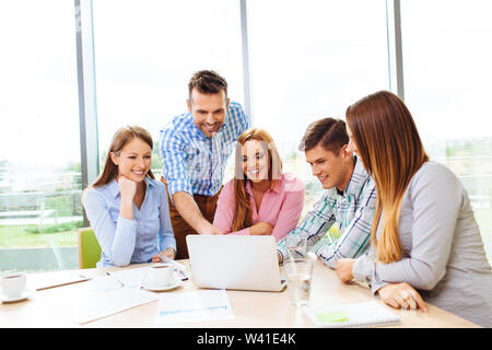 Gruppo di business aziendale per la formazione di persone con autobus Foto Stock