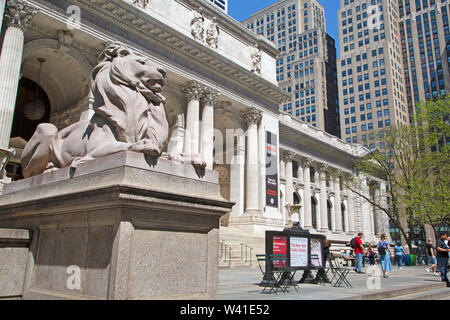 Statua di leone nella parte anteriore della Biblioteca Pubblica di New York Foto Stock