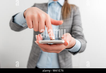 Business donna punti con il dito sul touch screen. Foto Stock