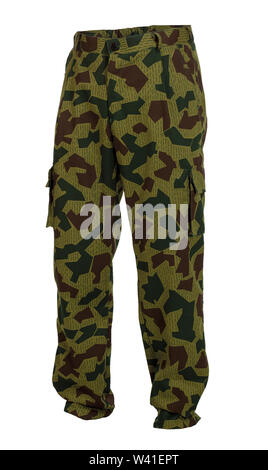 Il camuffamento pantaloni con tasche multifunzionali isolato su bianco Foto Stock