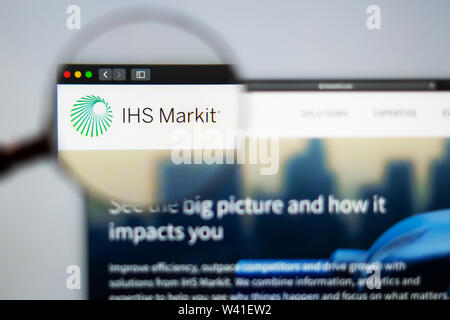 IHS sito azienda homepage. Close up di IHS Markit logo. Può essere usato come esempio illustrativo per le news media, marketing o il concetto di business. Foto Stock