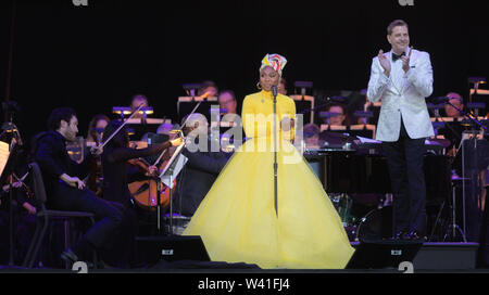 Luglio 12, 2019 - attrice e cantante Cynthia Erivo conduttore e Steven Reineke applausi dopo Miss Erivo di prestazioni con la San Diego Symphony. (Credito Immagine: © Rishi Deka/ZUMA filo) Foto Stock