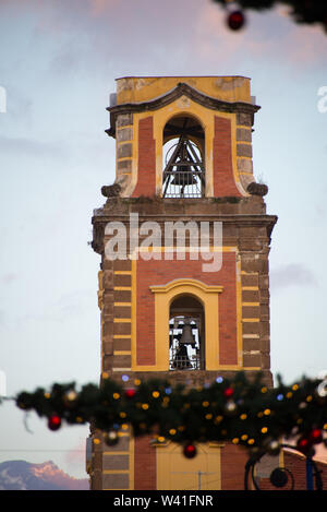 L'Europa, Italia, Campania, Riviera Napoletana, Sorrento, la cattedrale, la chiesa dei Santi Filippo e Giacomo, il campanile Foto Stock