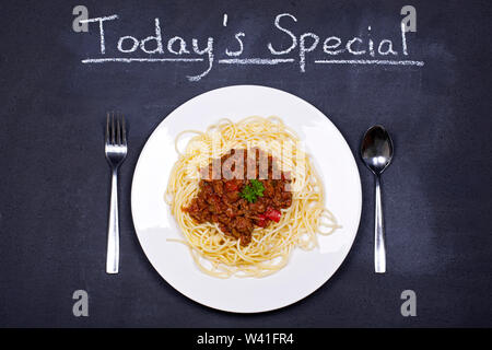 Lavagna per la pubblicità delle speciali giornalieri di Spaghetti alla Bolognese Foto Stock