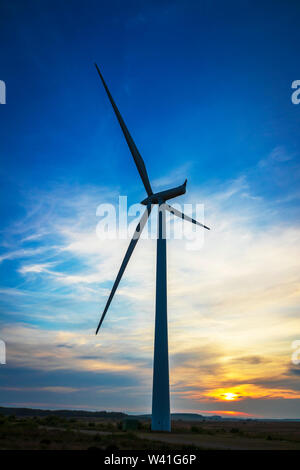 Tramonto al parco eolico Whitelee vicino a Eaglesham, Glasgow, Scozia, Regno Unito Foto Stock