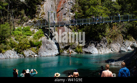 Il Salto dal ponte al Blue piscine a Wanaka, Nuova Zelanda Foto Stock